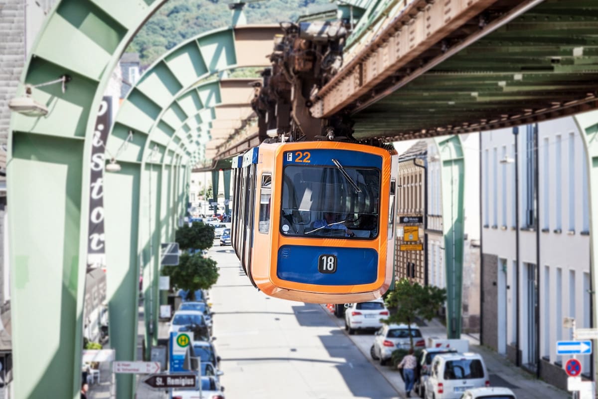 Primer monoriel suspendido en el mundo y queda en Wuppertal (Alemania)