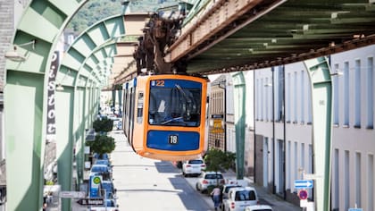 Un monorriel suspendido en Alemania.