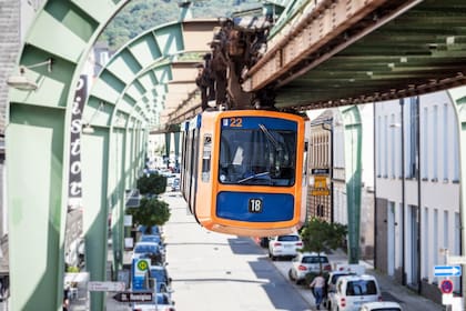 Primer monoriel suspendido en el mundo y queda en Wuppertal (Alemania)