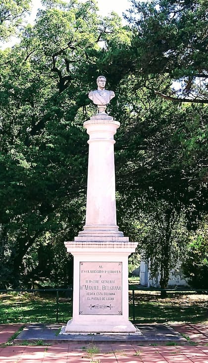 Primer Monumento a Manuel Belgrano ejecutado en el país en 1858, es una columna de mampostería rematada en un busto de mármol que representa al patriota