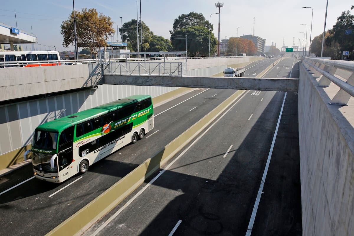 Primer omnibus en avanzar por el Paseo del bajo