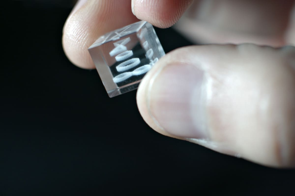 Primer plano de "Adsum", que muestra la distribución espacial de los símbolos en el cubo de vidrio