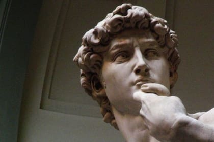 Primer plano de "El David" en el museo de Florencia