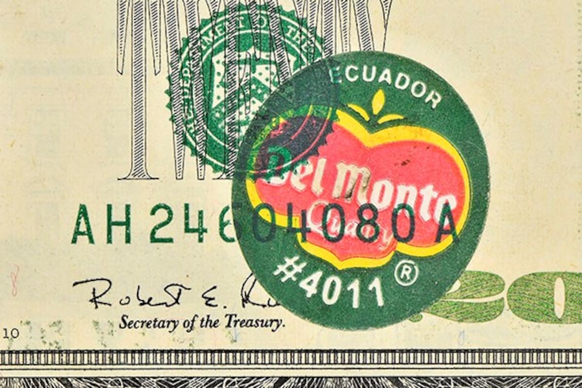 Primer plano de la parte frontal del “Billete Del Monte” que muestra la calcomanía de plátano que conserva la obstrucción