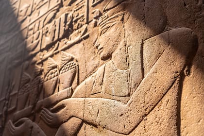 Primer plano de los grabados en las paredes del Templo de Luxor, Egipto