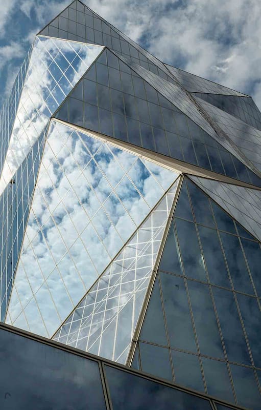 Primer plano del exterior del edificio Génesis.