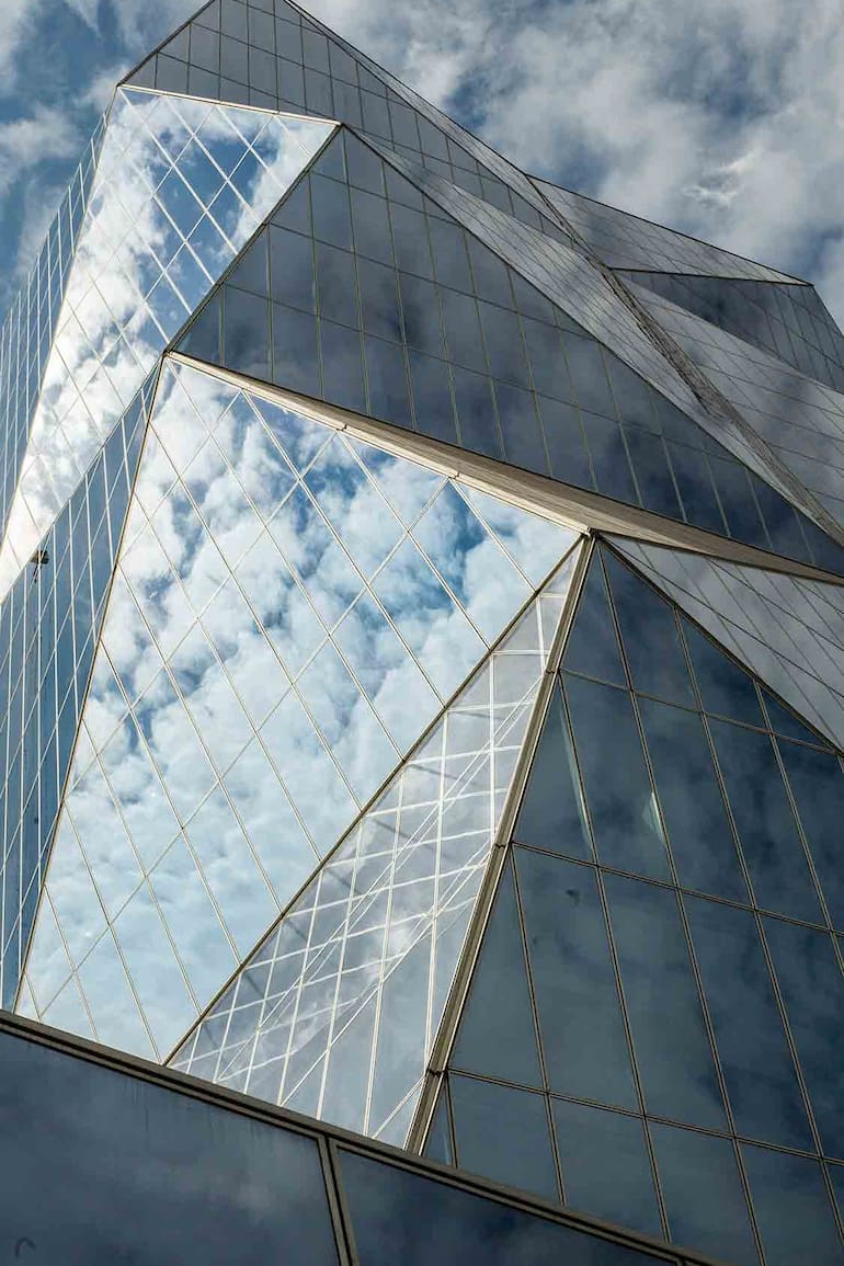 Primer plano del exterior del edificio Génesis.