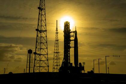 Primer plano destacado: el cohete Space Launch System (SLS) y la nave Orion de la misión Artemis II de la NASA descansan sobre la plataforma de lanzamiento 39B del Centro Espacial Kennedy, en Cabo Cañaveral, Florida, el 31 de marzo de 2026, en la víspera de la misión lunar tripulada