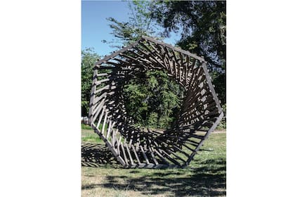 El pampeano Lihue Pumilla se llevó el primer premio en escultura con su obra "Desierto". (ensamble de maderas)