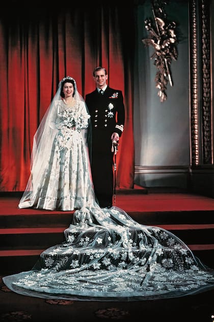 Primer retrato del apuesto duque de Edimburgo con su mujer. Las medidas de austeridad todavía estaban en vigor e Isabel juntó tres mil cupones de racionamiento para pagar su vestido de novia a Norman Hartnell. La boda fue la primera gran celebración después de la guerra