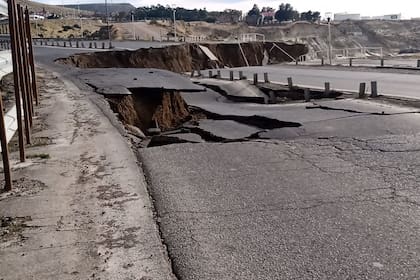 Primer se escuchó un fuerte ruido y después la ruta se partió en dos