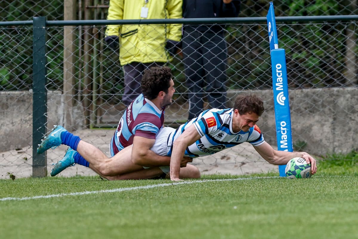 Primer try del partido y del SIC: el wing Bernabé López Fleming se zambulle en el ingoal, cerca de la bandera, pese al esfuerzo de Ramiro Musio
