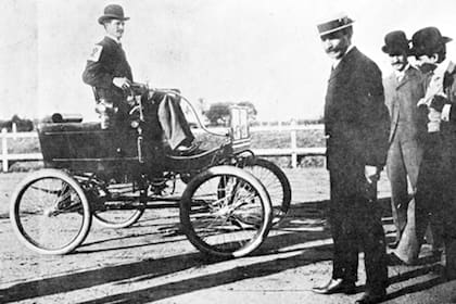 Primera carrera en el hipódromo de Belgrano
