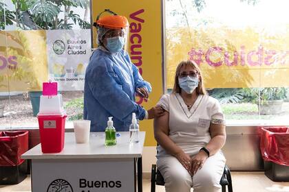 Primera enfermera vacunada en el Hospital Argerich.