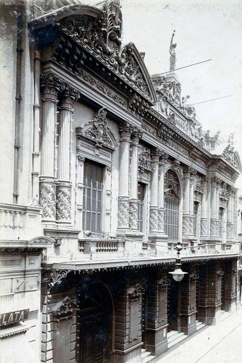 Primera fachada del teatro Opera.