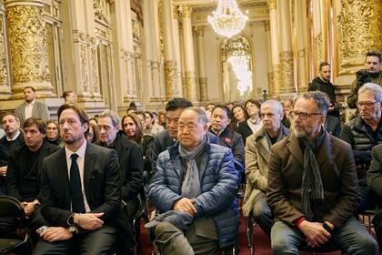 Primera fila: Christian Rainone, Mo Yan y Fabián Martínez Siccardi en la recepción oficial en el Salón Dorado del Teatro Colón