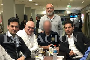 Primera imagen de José Luis Espert y Fred Machado juntos fue tomada el 18 de abril de 2019 en el aeropuerto de Bahía Blanca. Aparecen en la fotografía, de izquierda a derecha: Nazareno Etchepare, José Luis Espert, Iván Sherman y Fred Machado