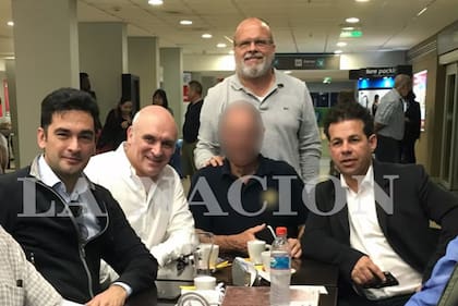 Primera imagen de José Luis Espert y Fred Machado juntos fue tomada el 18 de abril de 2019 en el aeropuerto de Bahía Blanca. Aparecen en la fotografía, de izquierda a derecha: Nazareno Etchepare, José Luis Espert, Iván Sherman y Fred Machado.