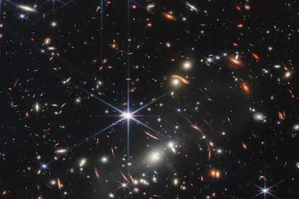 Primera imagen del Universo profundo tomada por el telescopio espacial James Webb en el rango del infrarrojo (cúmulo galáctico SMACS 0723)
