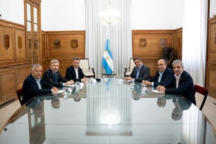 Primera reunión de la mesa política federal