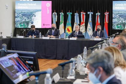 Primera reunión del Consejo Federal Hidrovía: de izquiera a derecha, Axel Kicillof, Omar Perotti, Mario Meoni y Jorge Capitanich