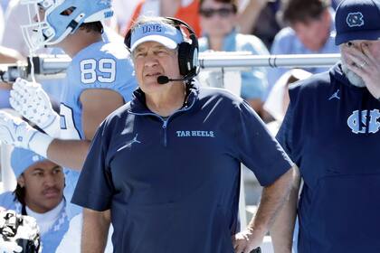 Primera temporada de Belichick en Carolina del Norte enfrenta problemas dentro y fuera del campo