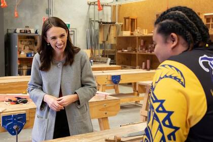 Primera visita de la primera ministra de Nueva Zelanda, Jacinda Ardern, al Instituto de Tecnología de Wellington (WelTec), después de que se levantó la cuarentena, el 15 de mayo de 2020