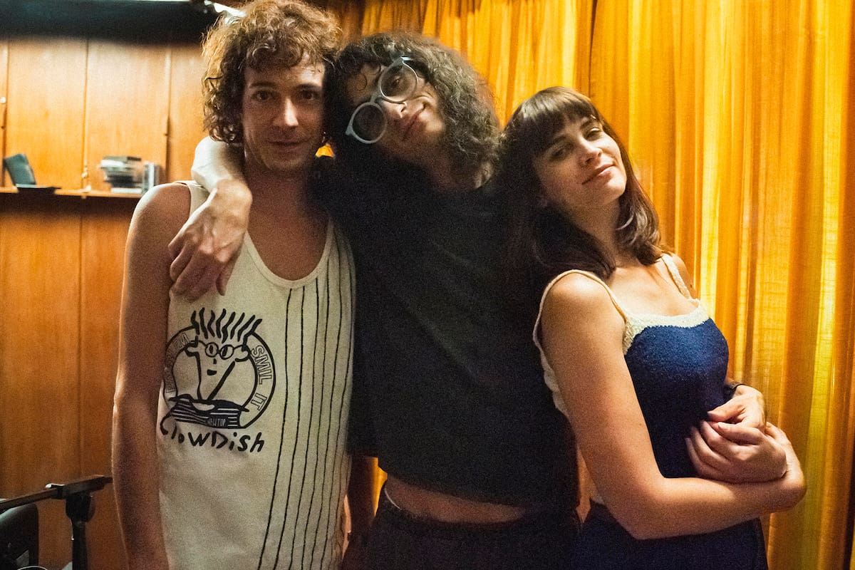 Primeras imágenes del El amor después del amor: Julián Kartún (Spinetta), Iván Hochman (Fito Páez) y Micaela Riera (Fabi Cantilo)