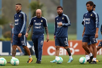 Primeras prácticas en Ezeiza: Jorge Sampaoli con Mauro Icardi, Lionel Messi y Paulo Dybala