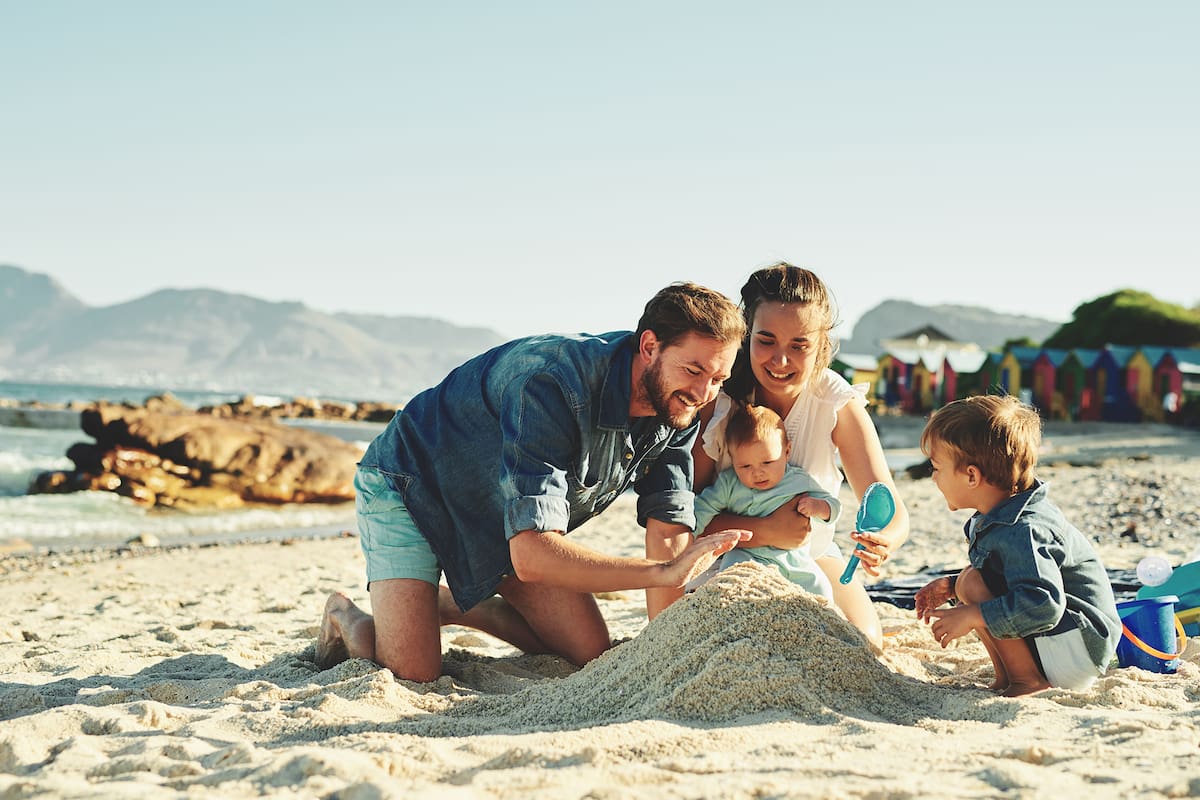 Primerizos; Primerizos de vacaciones; Bebes en la playa; Familia en la playa; Nieve; Familia en la nieve; Nadar; Esquiar; bebe en un avión; bebe de vacaciones; Primerizos en la playa; Valijas; Viajes en familia;