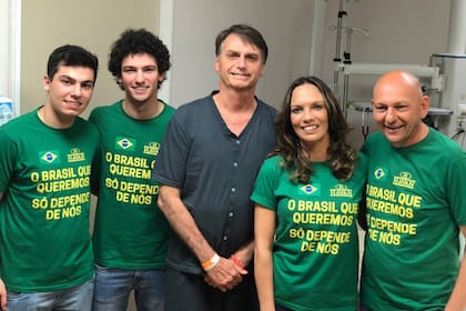 Primero en los sondeos, Jair Bolsonaro denunció la posibilidad de fraude por el voto electrónico