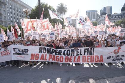 “Primero lo Primero: ¡Ni UN Dólar más al FMI!” y “Las estafas no se pagan, ni este viernes ni nunca” son sus principales consignas.