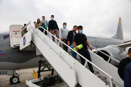 Tras el cruce entre Petro y Trump, llegaron a Colombia los primeros deportados en un avión militar - LA NACION