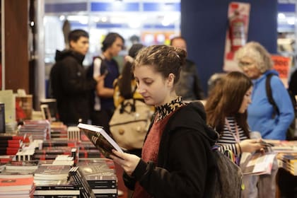 Primeros lectores: la Feria del Libro quedó oficialmente inaugurada ayer a la tarde; hoy abre de 14 a 22