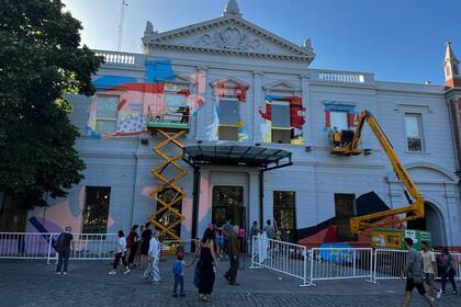 Primeros pasos del proceso de pintado de la fachada