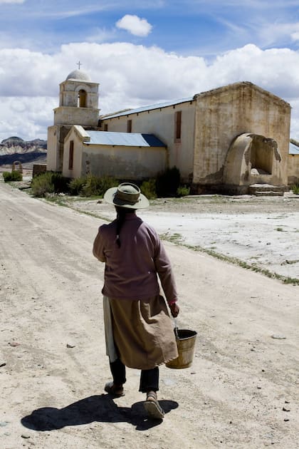 Primitiva Condorí en 2011, junto a la iglesia.