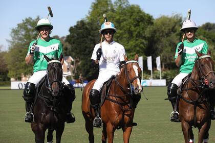Primos, amigos, adolescentes y de Cañuelas, pero con diferentes camisetas: Bartolomé (h.) y Camilo Castagnola, de La Natividad, rodean a Adolfo Cambiaso (n.), de La Dolfina-Brava, antes de la final por la Copa Sarmiento, subsidiaria del Abierto de Tortugas de polo.
