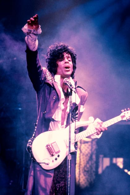 Prince actuando en la gira de Purple Rain, su disco más célebre