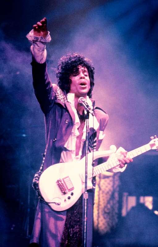 Prince actuando en la gira de Purple Rain, su disco más célebre
