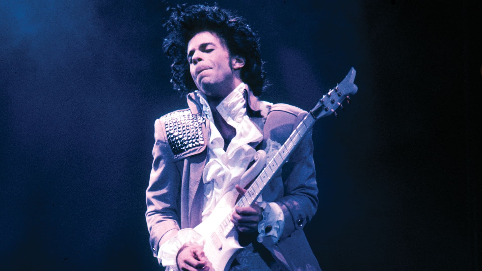 Prince actuando en la gira de Purple Rain, su disco más célebre
