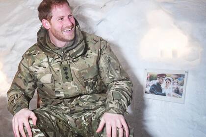 Al mismo tiempo que su mujer disfrutaba de Nueva York, el príncipe Harry cumplía con sus obligaciones como capitán general de la marina real: voló a Noruega con motivo del 50o aniversario de operaciones en Bardufoss.