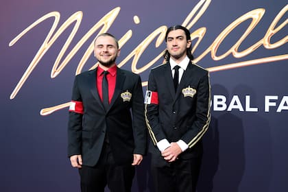 Prince Jackson, de camisa roja, posa junto a Bigi Jackson, su hermano menor, en la premiere de la biopic