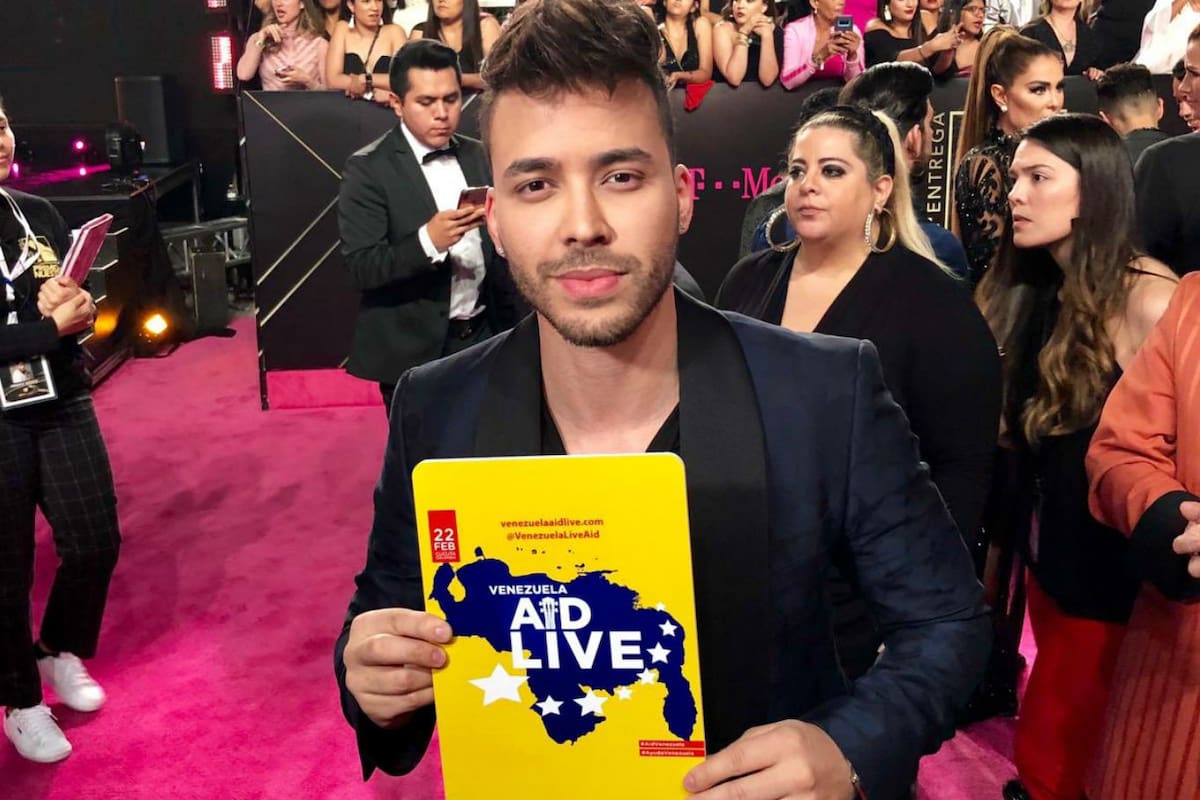 Prince Royce apoya el ingreso ayuda humanitaria a Venezuela desde la alfombra roja de Premios Lo Nuestro.