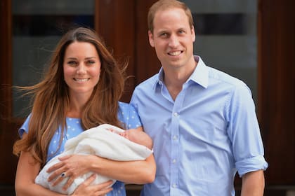 Julio de 2013: el príncipe William y Kate Middleton presentan a su primer hijo, George