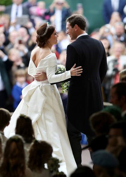 Felices, los recién casados salen de la capilla de St. George, donde se celebró la boda real.
