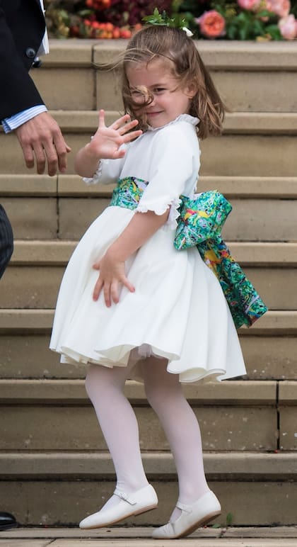 Charlotte, hija de los duques de Cambridge, lanzó besos a la multitud y saludó al estilo de su bisabuela, la reina Isabel.