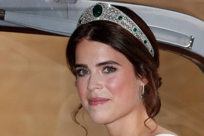La princesa hizo caso omiso a la tradición y en vez de llevar la tiara York, que lució su madre en su boda con el príncipe Andrés, le pidió prestada la tiara Greville Emerald Kokoshnik a su abuela.