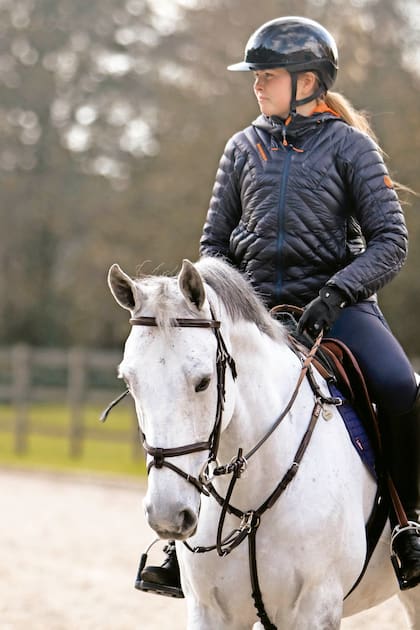 Amalia adora los caballos y es una gran amazona