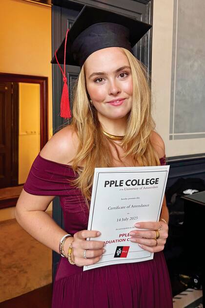 La princesa de Orange se graduó en Política, Psicología, Derecho y Economía (PPLE) en la Universidad de Ámsterdam y actualmente cursa Derecho Neerlandés