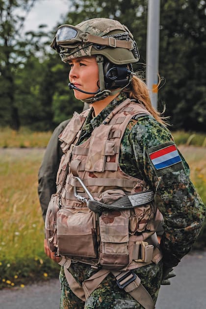 En 2025, la princesa de Orange se sumó al programa de Defensity College, diseñado para acercar a estudiantes universitarios y de nivel superior al ámbito militar. Allí combina clases teóricas, entrenamientos y tareas en el Estado Mayor de la Defensa, trabajando uno o dos días por semana